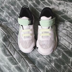 Boys Nike giannis basketball shoes